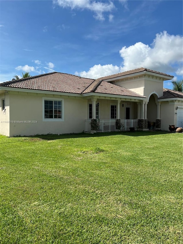 view of front of house featuring a front lawn and a garage