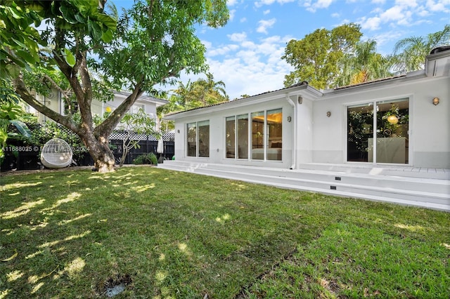 back of house featuring a lawn