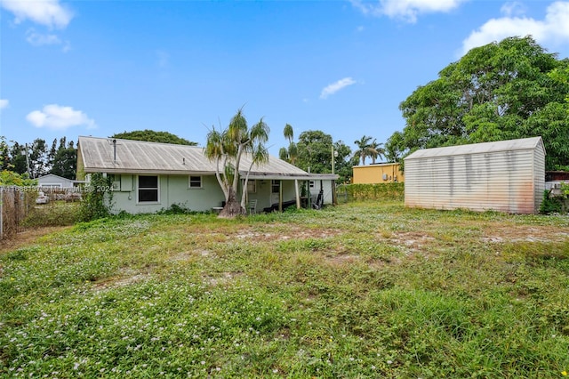 view of yard featuring a storage shed