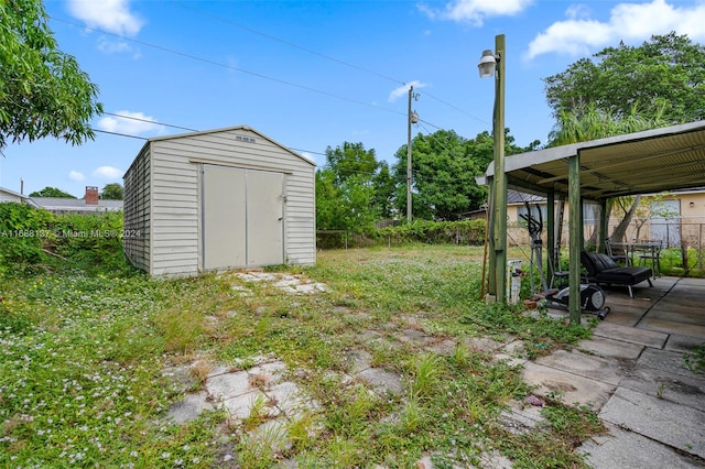 view of yard featuring a shed