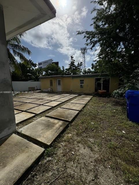 view of yard featuring a patio area