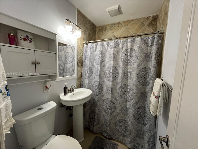 bathroom with a shower with curtain, toilet, and sink