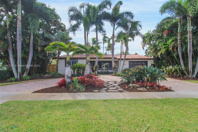 view of front of house featuring a front yard and a garage