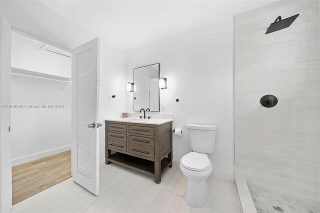361 E 39th St, Hialeah, FL 33013 - bathroom with vanity, tiled shower, and a walk in closet