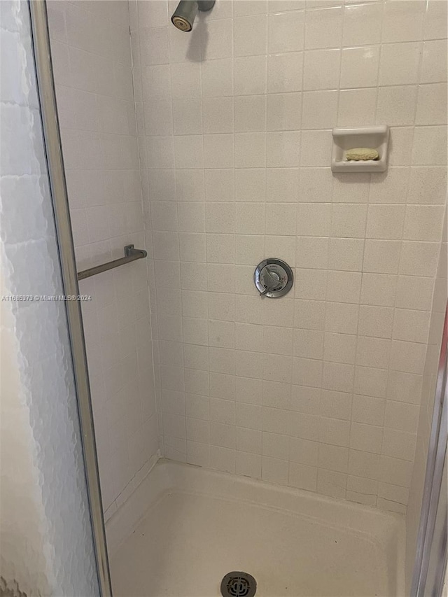 bathroom featuring a tile shower