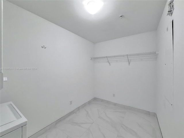 walk in closet with washer / clothes dryer