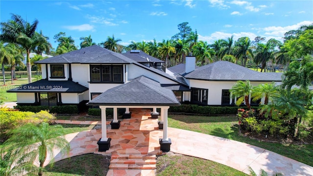 view of front of property featuring a front lawn