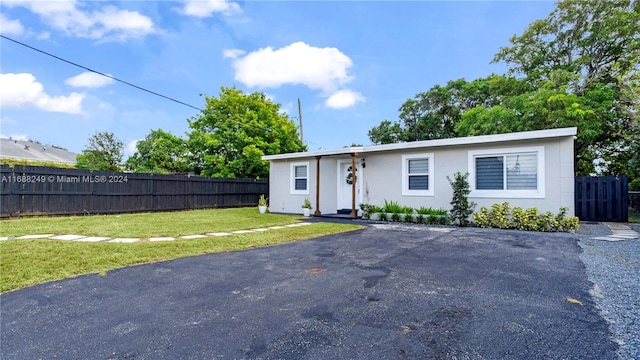 view of front of house featuring a front lawn