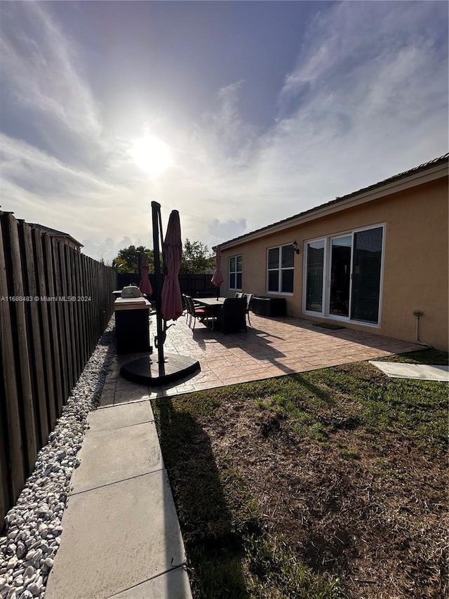 view of yard featuring a patio area