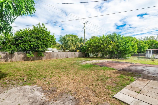 view of yard featuring a patio