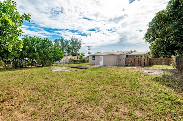 view of yard featuring a patio area