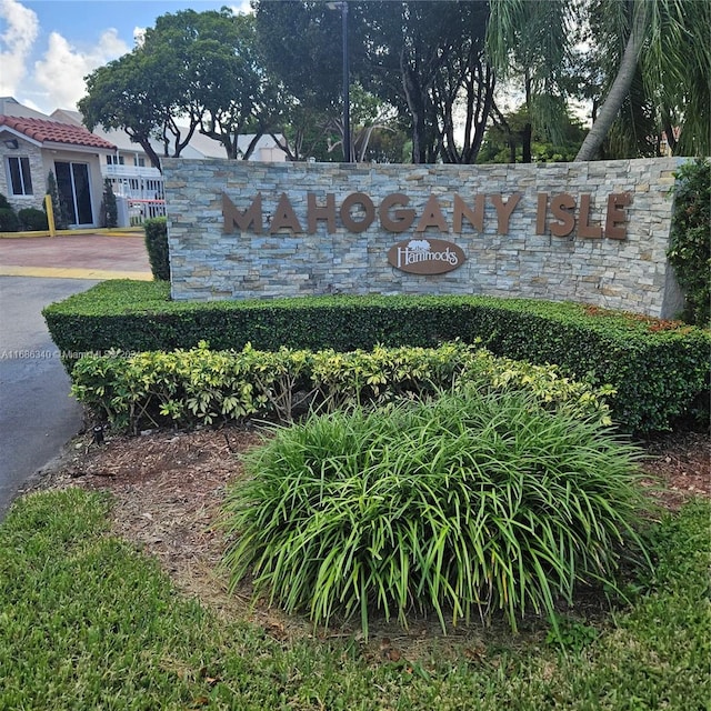 view of community / neighborhood sign