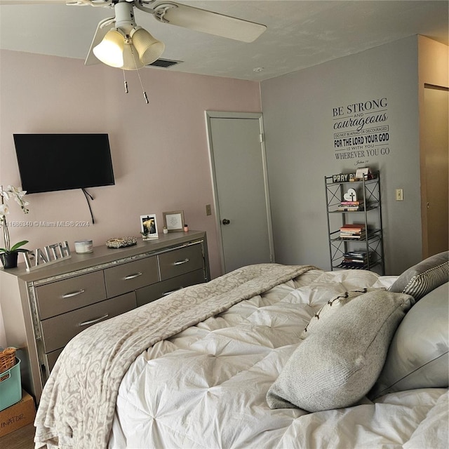 bedroom with ceiling fan