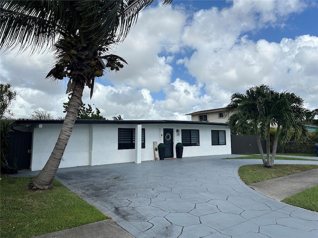 view of front of home featuring a front yard