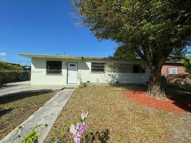 view of front of home featuring a front lawn