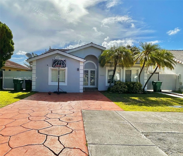 ranch-style home featuring a front lawn