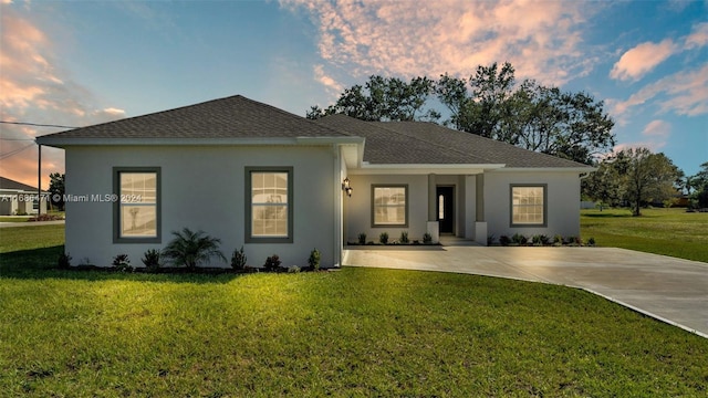 view of front facade with a yard