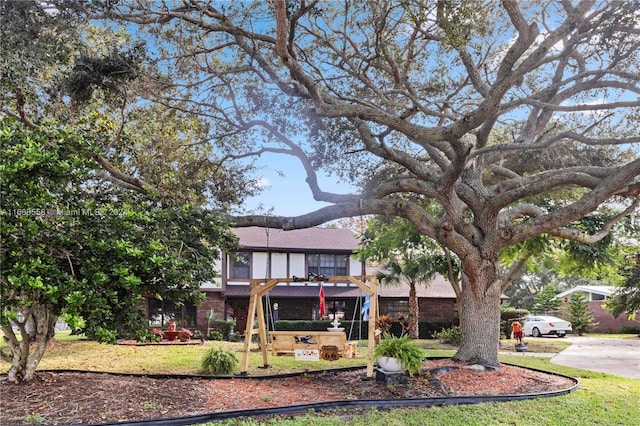 view of front of property featuring a front lawn