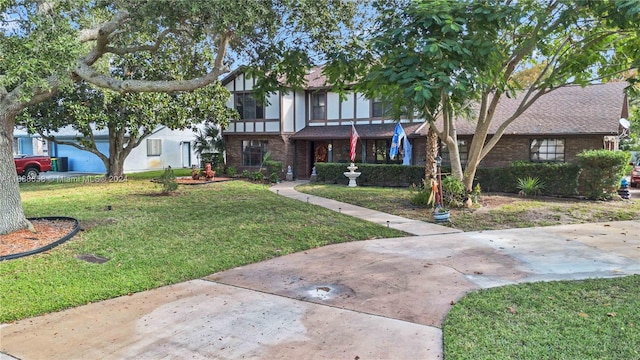 view of front of property featuring a front yard