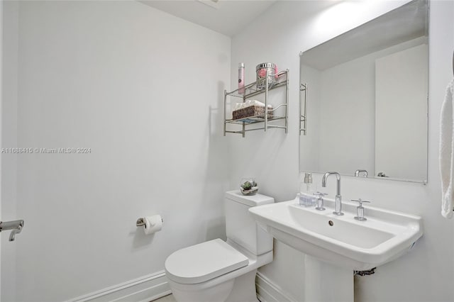 bathroom featuring toilet and sink