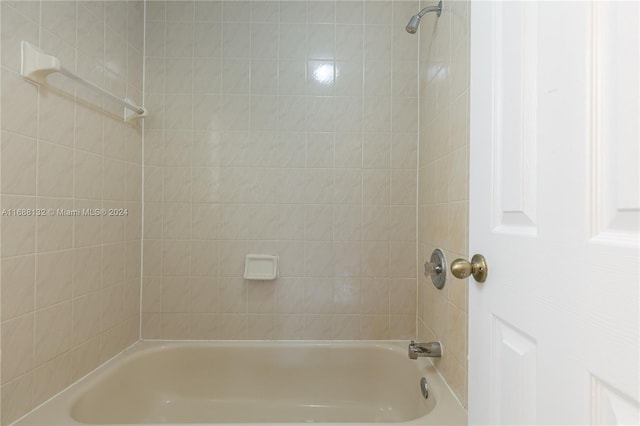 bathroom with tiled shower / bath