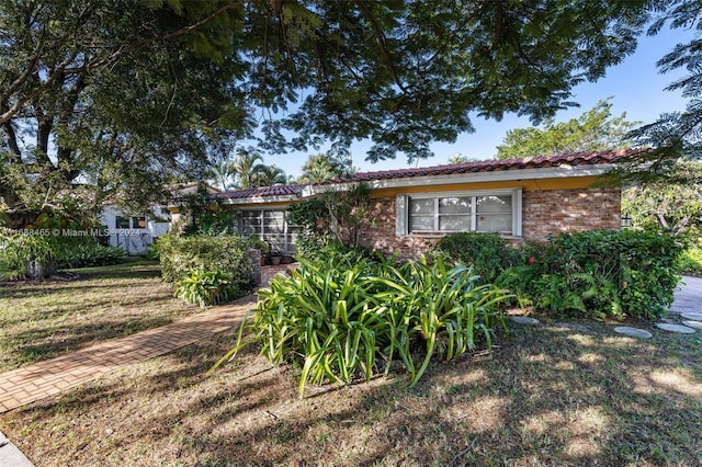 single story home with a front yard