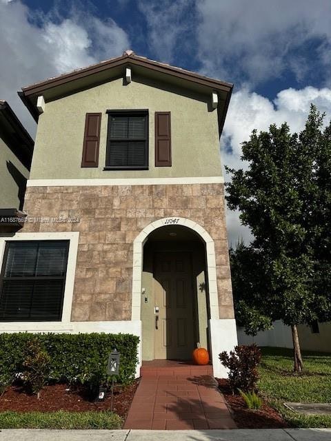 view of front of property