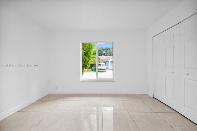 unfurnished room featuring light tile patterned floors