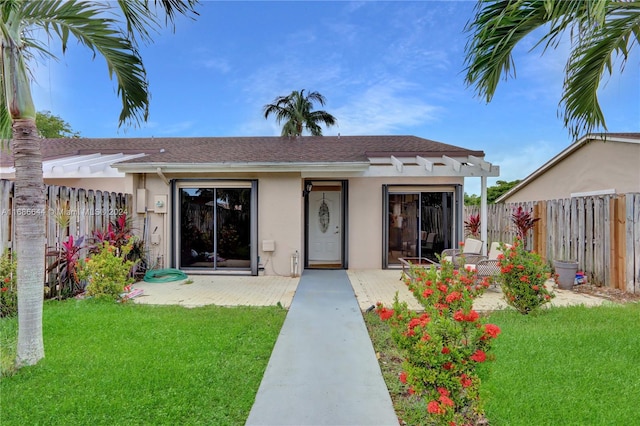 view of front of home featuring a front lawn, a patio, and a pergola