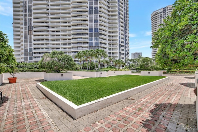 view of property's community featuring a lawn