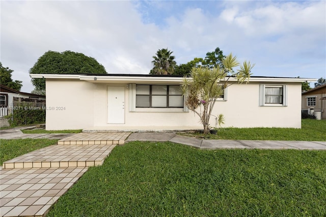 view of front of home featuring a front lawn