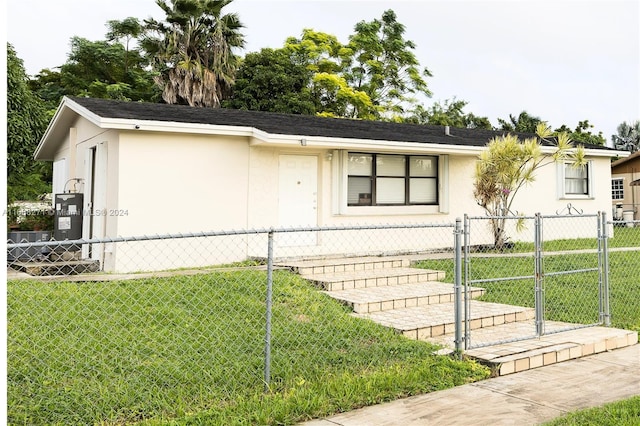 view of front facade featuring a front lawn