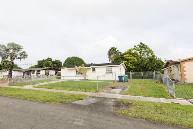 view of front of property featuring a front lawn