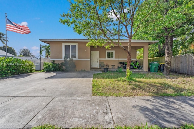 view of front of property featuring a front lawn