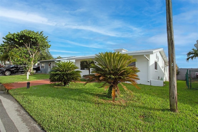 view of front of property featuring a front yard