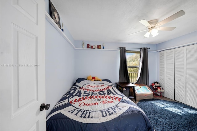 bedroom featuring carpet flooring, a textured ceiling, ceiling fan, and a closet