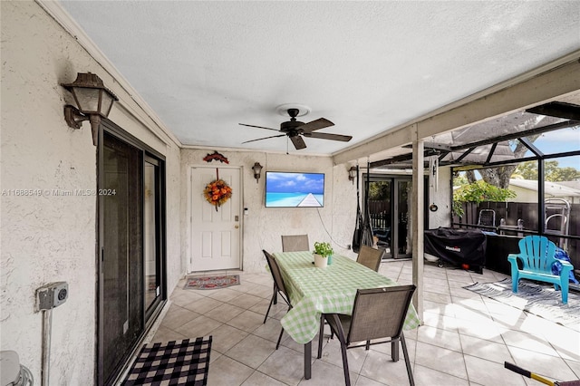 sunroom with ceiling fan