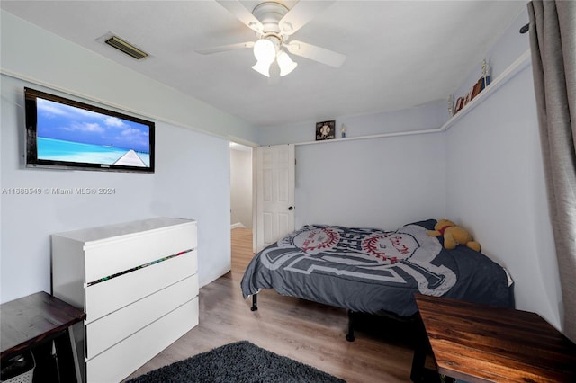 bedroom with light wood-type flooring and ceiling fan