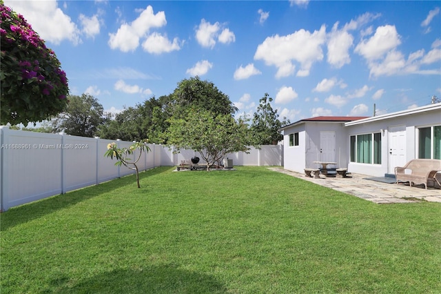 view of yard featuring a patio area