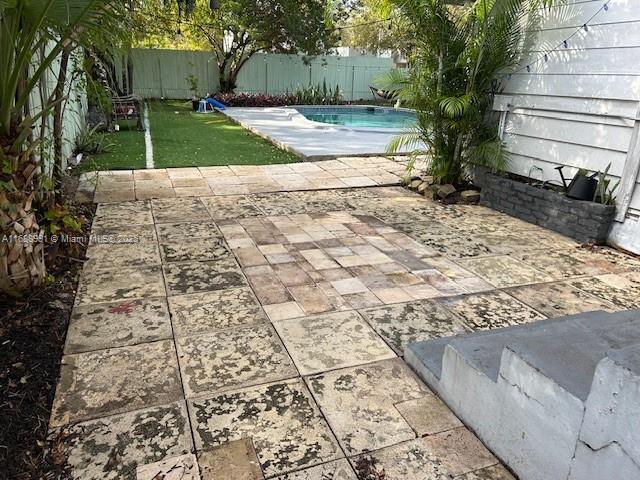 view of swimming pool featuring a yard