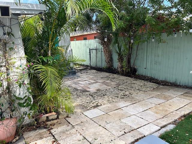 view of swimming pool featuring an outdoor living space