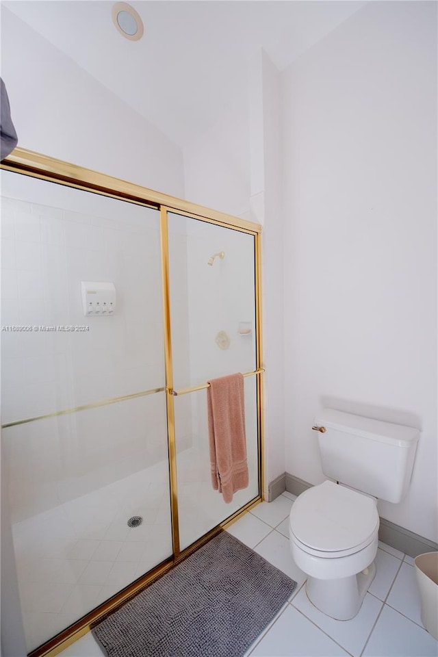 bathroom featuring walk in shower, tile patterned floors, toilet, and vaulted ceiling