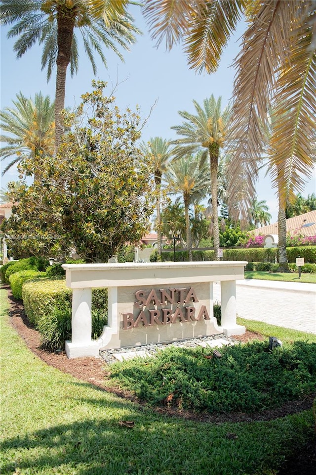 community sign with a yard