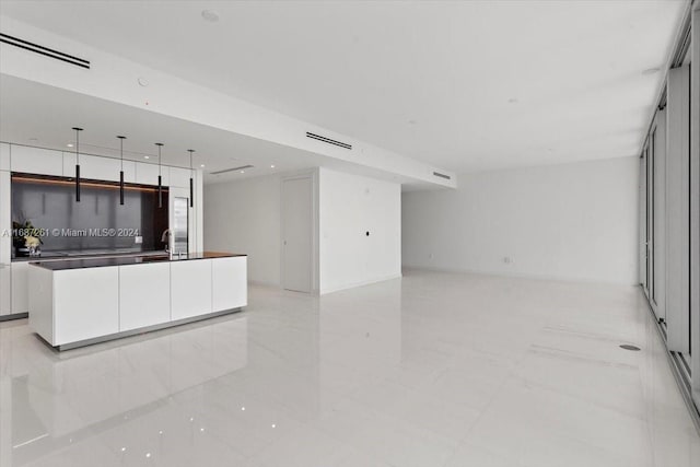 kitchen featuring hanging light fixtures