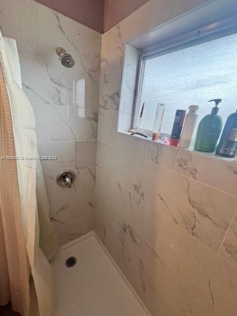 bathroom featuring a shower with shower curtain