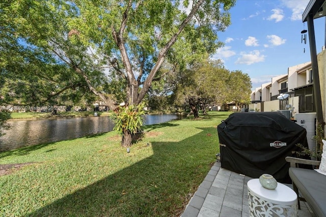 view of yard featuring a water view