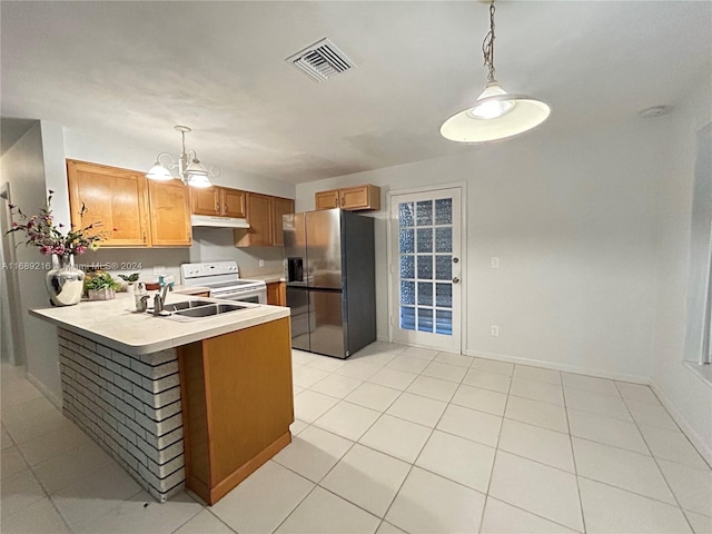 kitchen with stainless steel refrigerator with ice dispenser, kitchen peninsula, sink, electric range, and decorative light fixtures