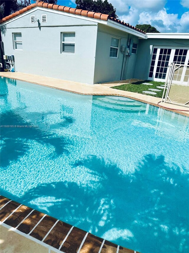 view of swimming pool