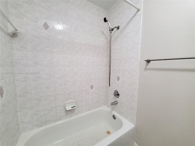 bathroom featuring tiled shower / bath combo