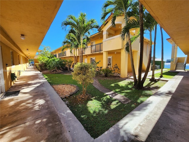 view of yard featuring a balcony